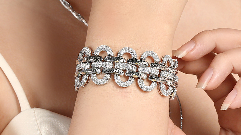 Vòng tay toát lên sự quý phái, giúp các cô gái thu hút mọi ánh nhìn